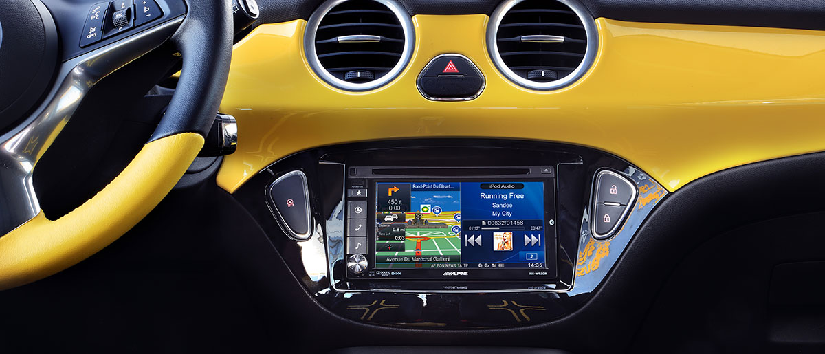 Opel Adam mit Alpine Radio und Radioblende